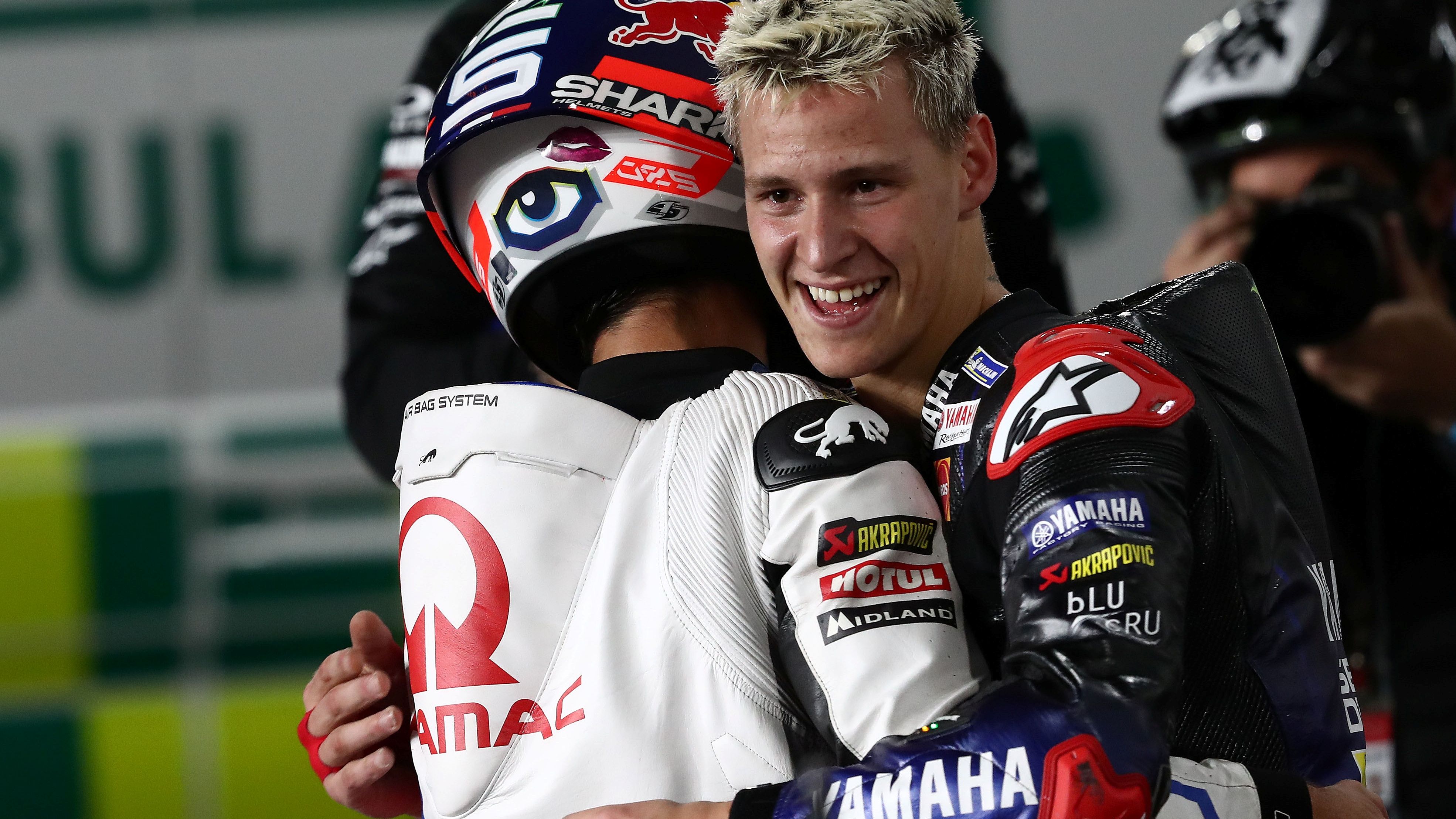 Johann Zarco y Fabio Quartararo se abrazan al acabar la carrera de MotoGP en Doha