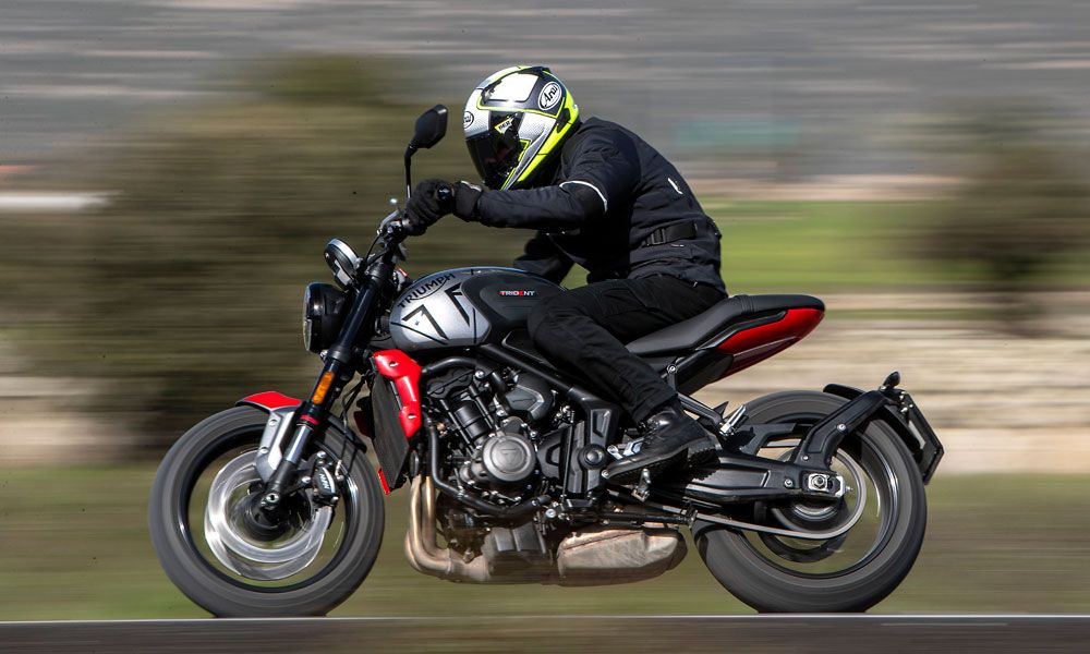 Triumph Trident 660:  Manos, pies y asiento están apoyados a lo largo de una longitud más corta de lo habitual, y te notas encajado.