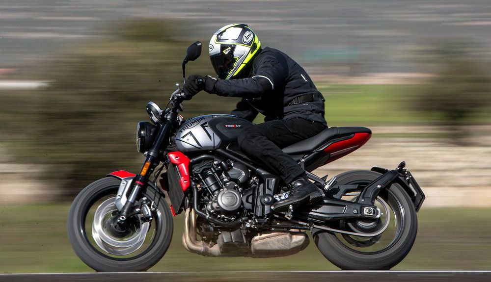 Triumph Trident 660: Manos, pies y asiento están apoyados a lo largo de una longitud más corta de lo habitual, y te notas encajado. Triumph Trident 660: Manos, pies y asiento están apoyados a lo largo de una longitud más corta de lo habitual, y te notas encajado.
