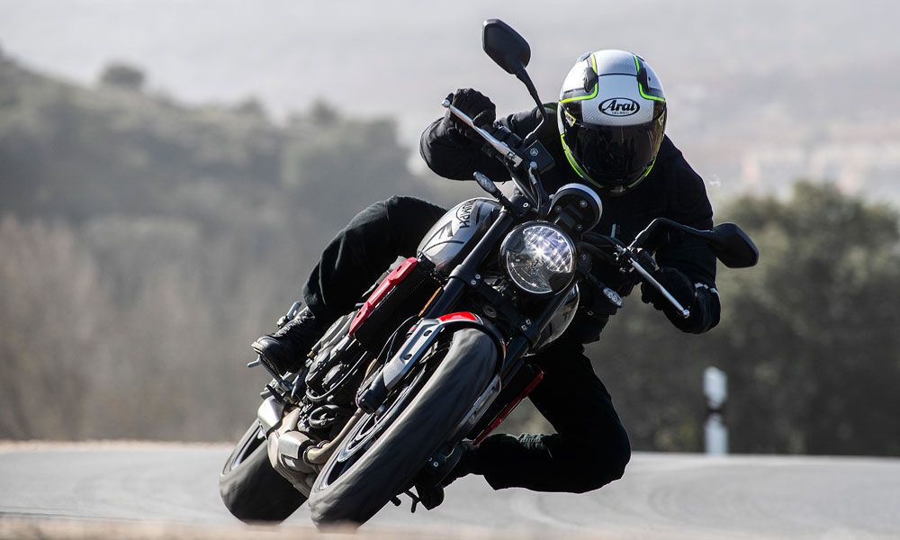 Triumph Trident 660: La Trident es divertida porque se mueve bien de lado a lado, y puedes confiar en el tren delantero