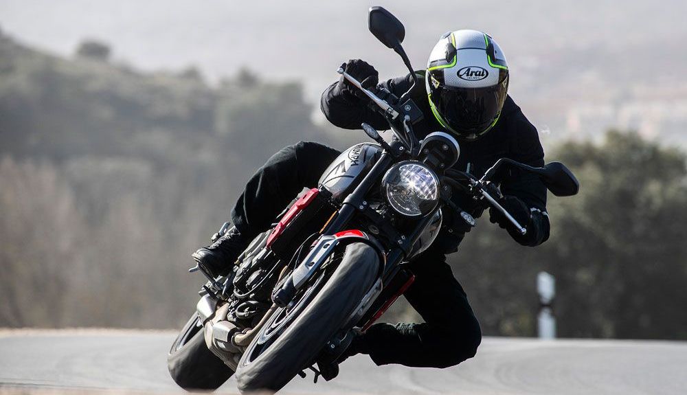 Triumph Trident 660: La Trident es divertida porque se mueve bien de lado a lado, y puedes confiar en el tren delantero Triumph Trident 660: La Trident es divertida porque se mueve bien de lado a lado, y puedes confiar en el tren delantero