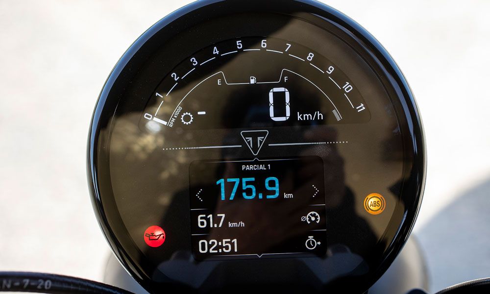 Triumph Trident 660: El cuadro de instrumentos es totalmente digital, pero simula perfectamente una esfera tradicional