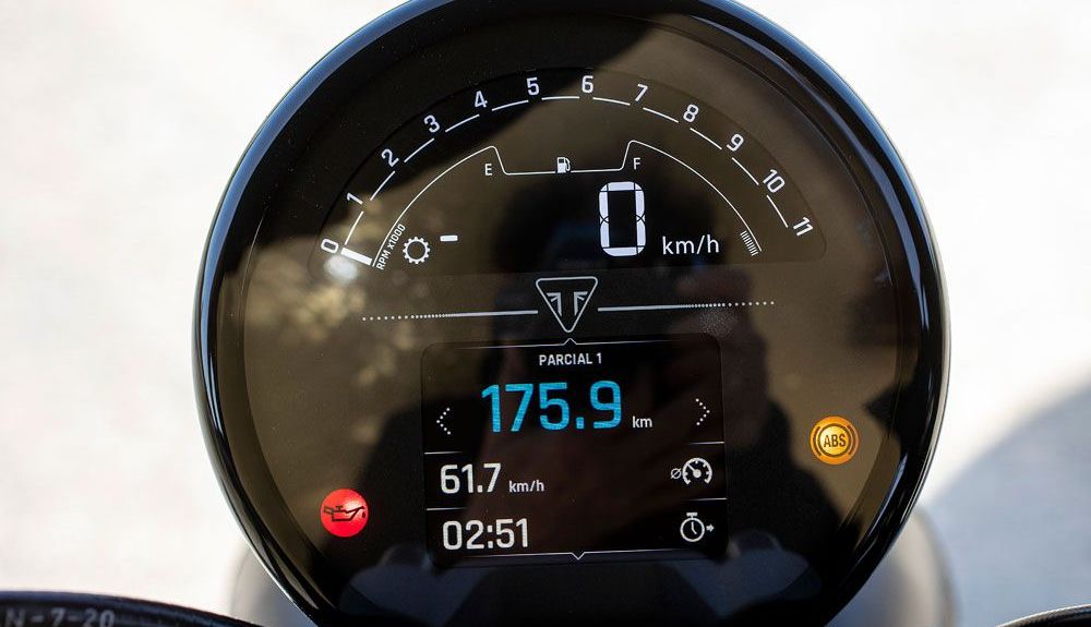 Triumph Trident 660: El cuadro de instrumentos es totalmente digital, pero simula perfectamente una esfera tradicional Triumph Trident 660: El cuadro de instrumentos es totalmente digital, pero simula perfectamente una esfera tradicional