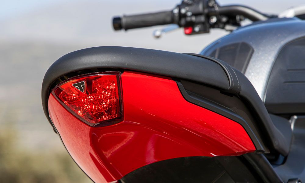 Triumph Trident 660: El soporte de la matrícula, junto con los intermitentes se han desplazado a la parte inferior