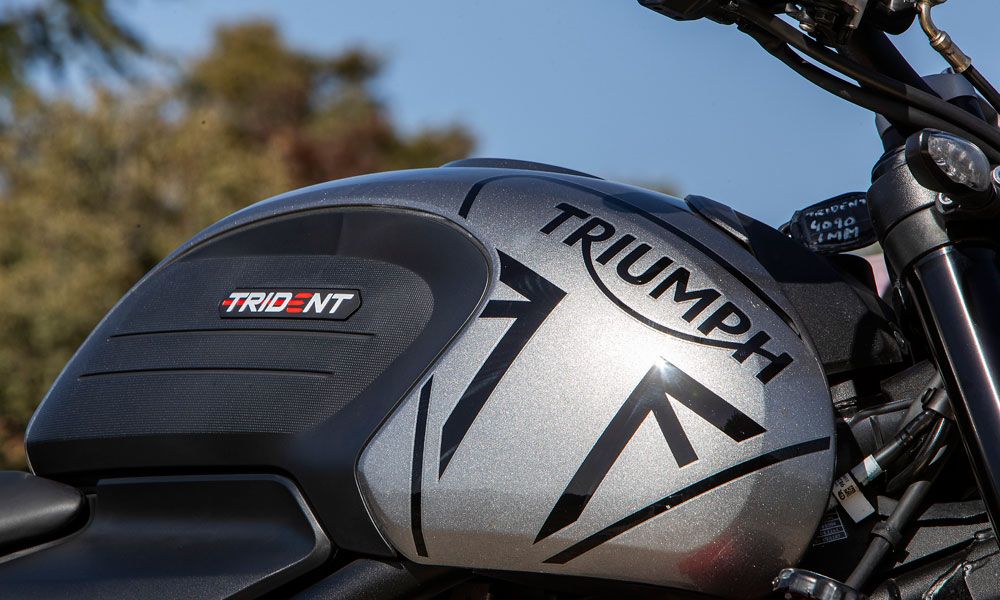 Triumph Trident 660: El depósito de formas redondeadas tiene en algunas de sus versiones una clara referencia al origen de la Trident 