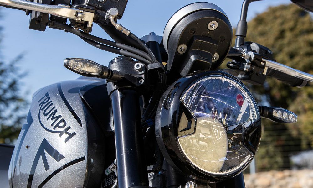 Triumph Trident 660: El faro led integra en su interior también una luz de día