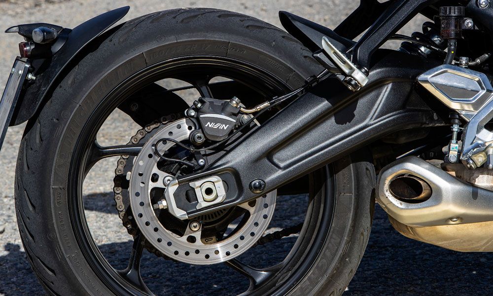 Triumph Trident 660: El basculante de doble brazo está realizado en acero estampado