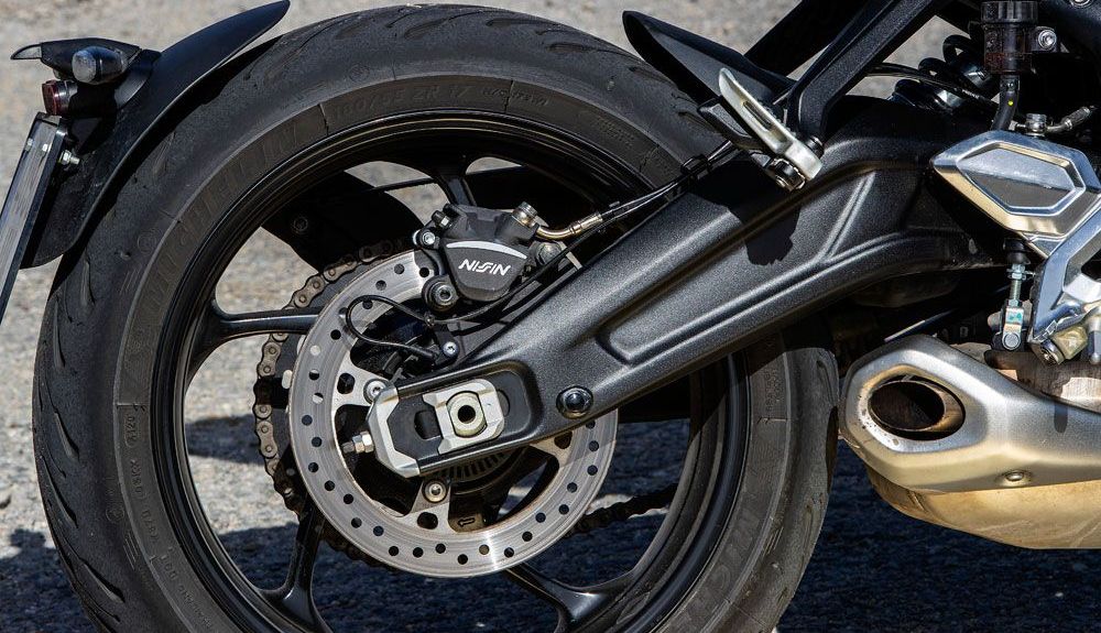 Triumph Trident 660: El basculante de doble brazo está realizado en acero estampado Triumph Trident 660: El basculante de doble brazo está realizado en acero estampado