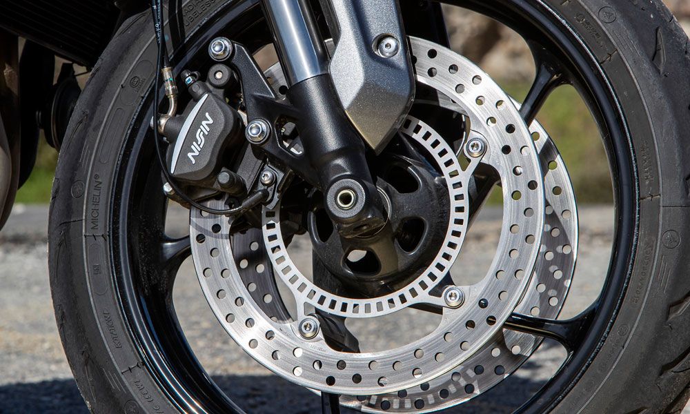 Triumph Trident 660: La horquilla invertida está firmada por Showa y se complementa con un par de discos delanteros con pinzas de doble pistón paralelo