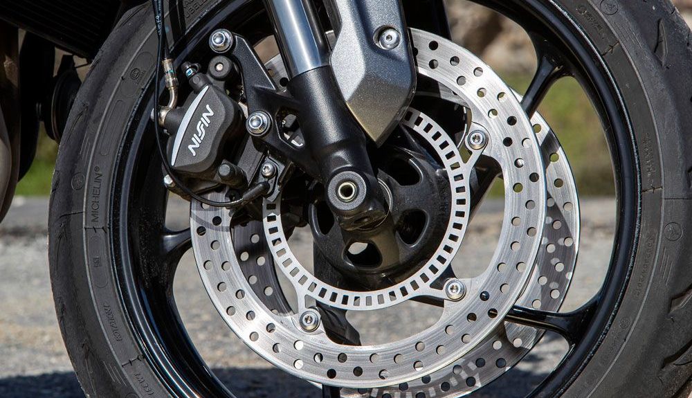 Triumph Trident 660: La horquilla invertida está firmada por Showa y se complementa con un par de discos delanteros con pinzas de doble pistón paralelo Triumph Trident 660: La horquilla invertida está firmada por Showa y se complementa con un par de discos delanteros con pinzas de doble pistón paralelo