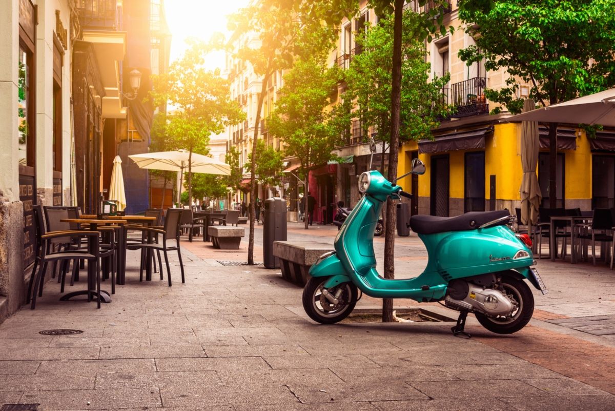 Un ciclomotor aparcado en la calle. Fuente: iStock / Katarina_B