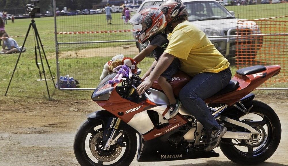 Los niños deben montar en moto con un casco adecuado para ellos. Foto: iStock/THEGIFT777 Los niños deben montar en moto con un casco adecuado para ellos. Foto: iStock/THEGIFT777