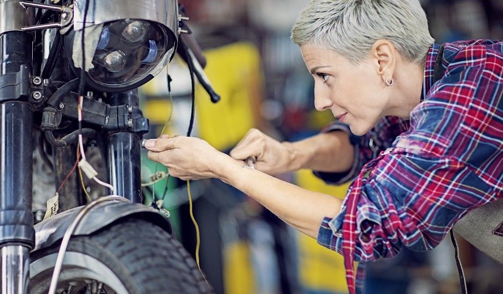Desmontar la rueda delantera de la moto está al alcance de cualquier motorista. Fuente: iStock/praetorianphoto