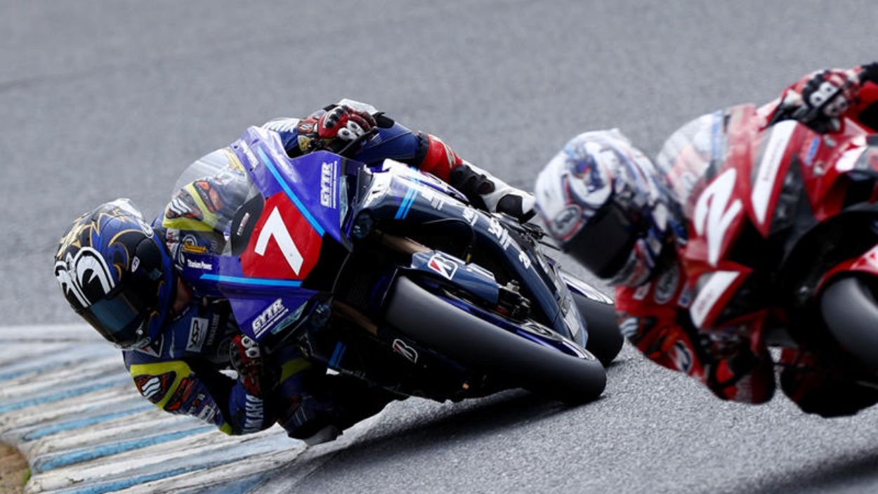 Katsuyuki Nakasuga busca colarse por el interior a Ryuichi Kiyonari