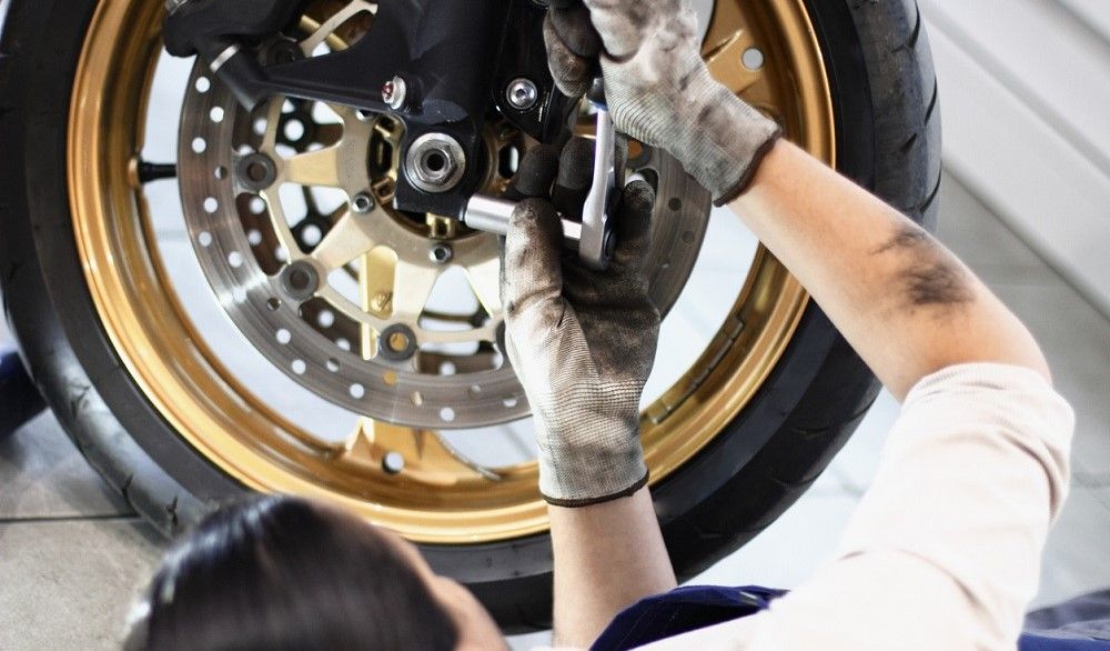 La pinza de los frenos de la moto debe revisarse. Fuente: iStock/Lizalica