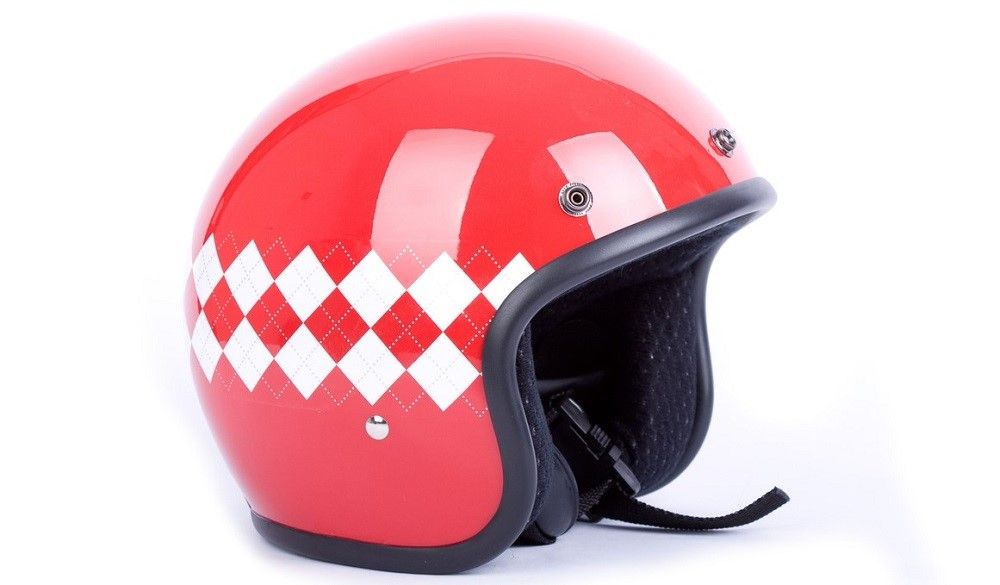 Llevar el casco al revés suele darse con los de tipo jet. Fuente: iStock/csakisti