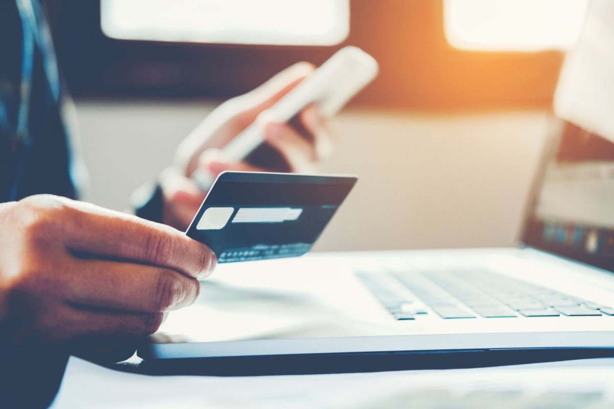 Pago de tasas de la DGT de forma online. Fuente: iStock / SARINYAPINNGAM