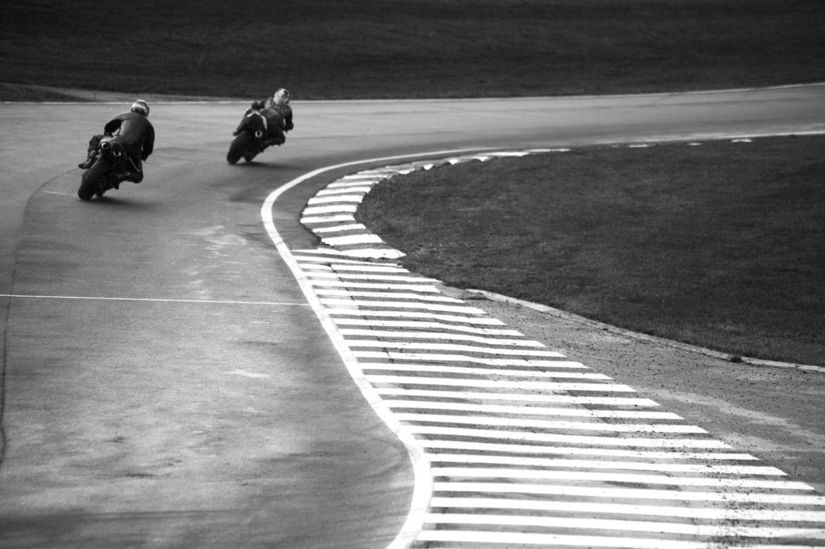 Dos alumnos circulan por un circuito en pleno curso de pilotaje. Fuente: iStock / Michael_at_isp