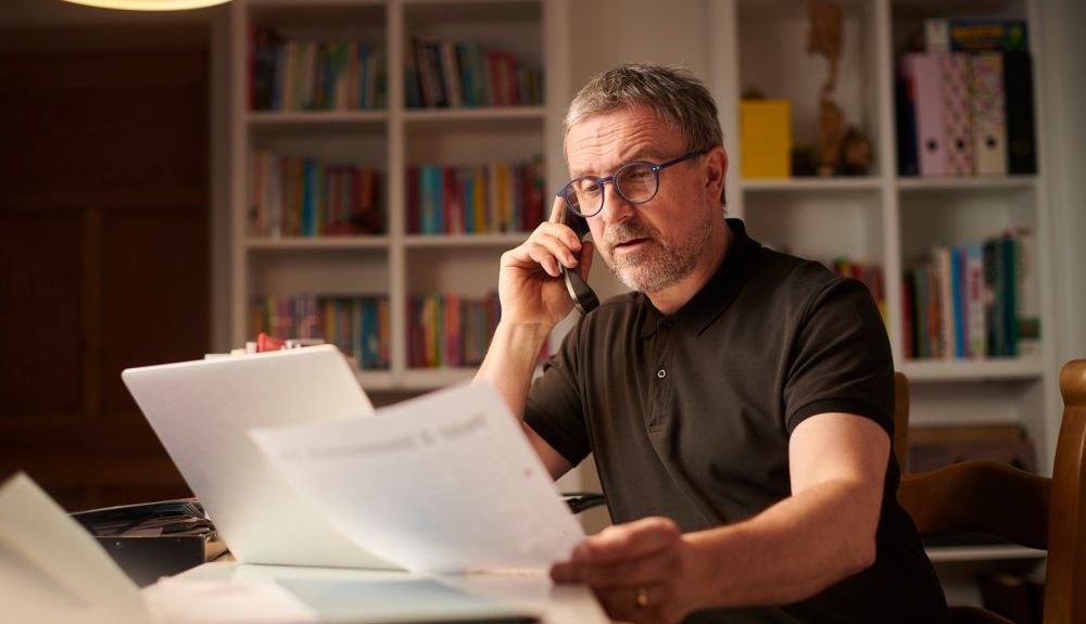 Un hombre pide cita previa para la ITV por teléfono. Fuente: iStock / sturti Un hombre pide cita previa para la ITV por teléfono. Fuente: iStock / sturti