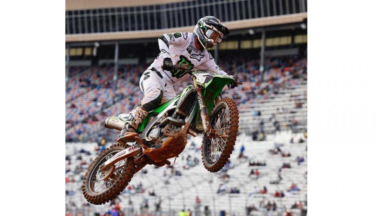Triunfo de Eli Tomac en el Supercross de Atlanta 1