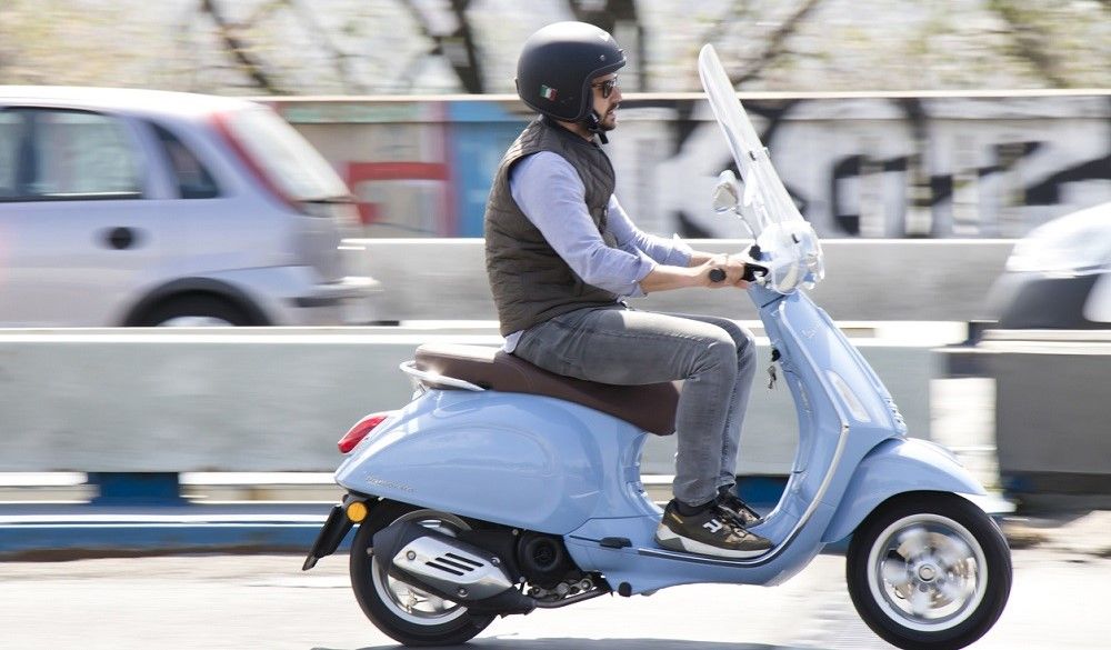 El parabrisas para scooter protege al conductor. Fuente: iStock/AlexLinch