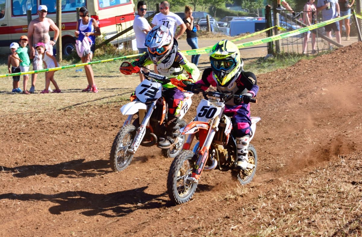 Niños sobre una moto en una competición infantil. Fuente: iStock/StockPhotoAstur