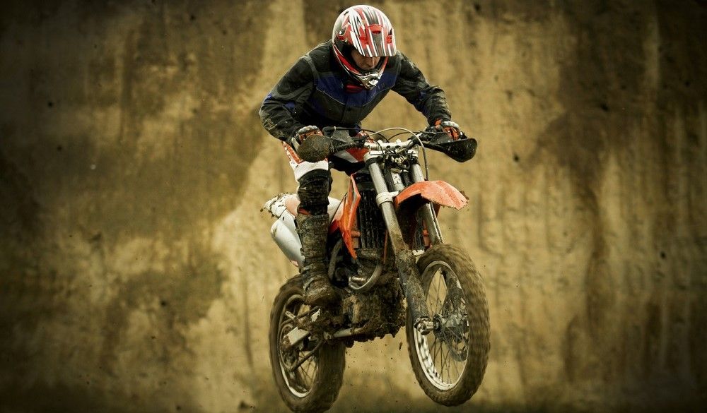 Los cascos de motocross tienen unas características muy concretas. Fuente: iStock/Marko_Marcello