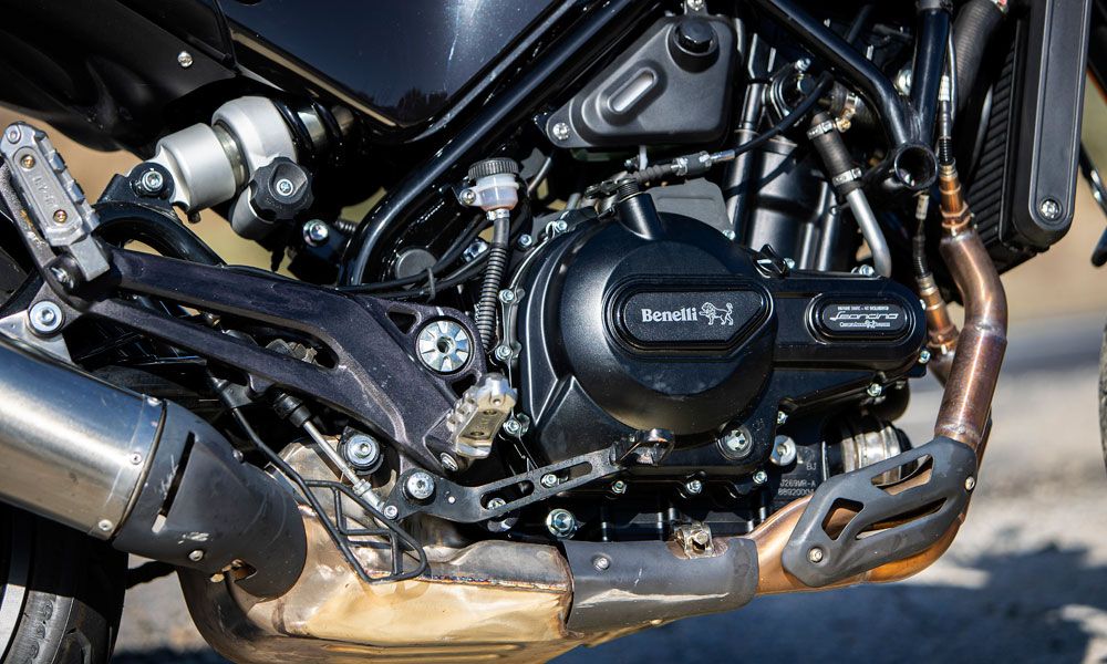 Benelli Leoncino 500: El bicilíndrico de la Benelli es el único diferente, aunque mantiene sus mismas señas de identidad, con cotas muy parecidas, un calado de cigüeñal a 180 grados y culatas de cuatro válvulas