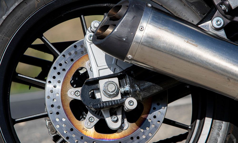 Benelli Leoncino 500: El basculante es un tanto peculiar al formar una estructura multitubular.