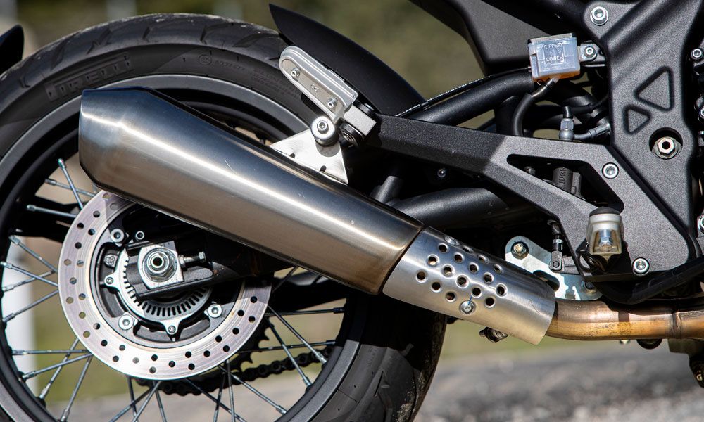 Brixton Crossfire 500: El basculante de tubo redondo de acero tiene refuerzos superiores.