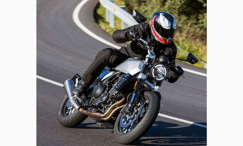 Brixton Crossfire 500: La estética con componentes que siguen líneas rectas es la más peculiar de las cuatro motos 