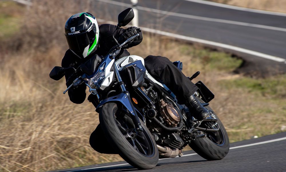 Honda CB500F: La Honda es la única que no dispone de horquilla invertida en el tren delantero, y además solo equipa un disco de freno 