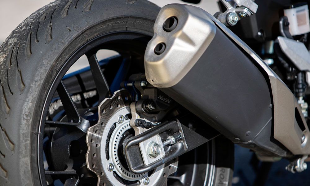 Honda CB500F: El basculante de acero tiene sección rectangular y bieletas.