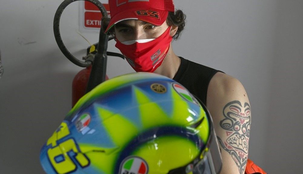 Francesco Bagnaia mirando el casco de Valentino Rossi. Fuente: Gold and Goose Francesco Bagnaia mirando el casco de Valentino Rossi. Fuente: Gold and Goose