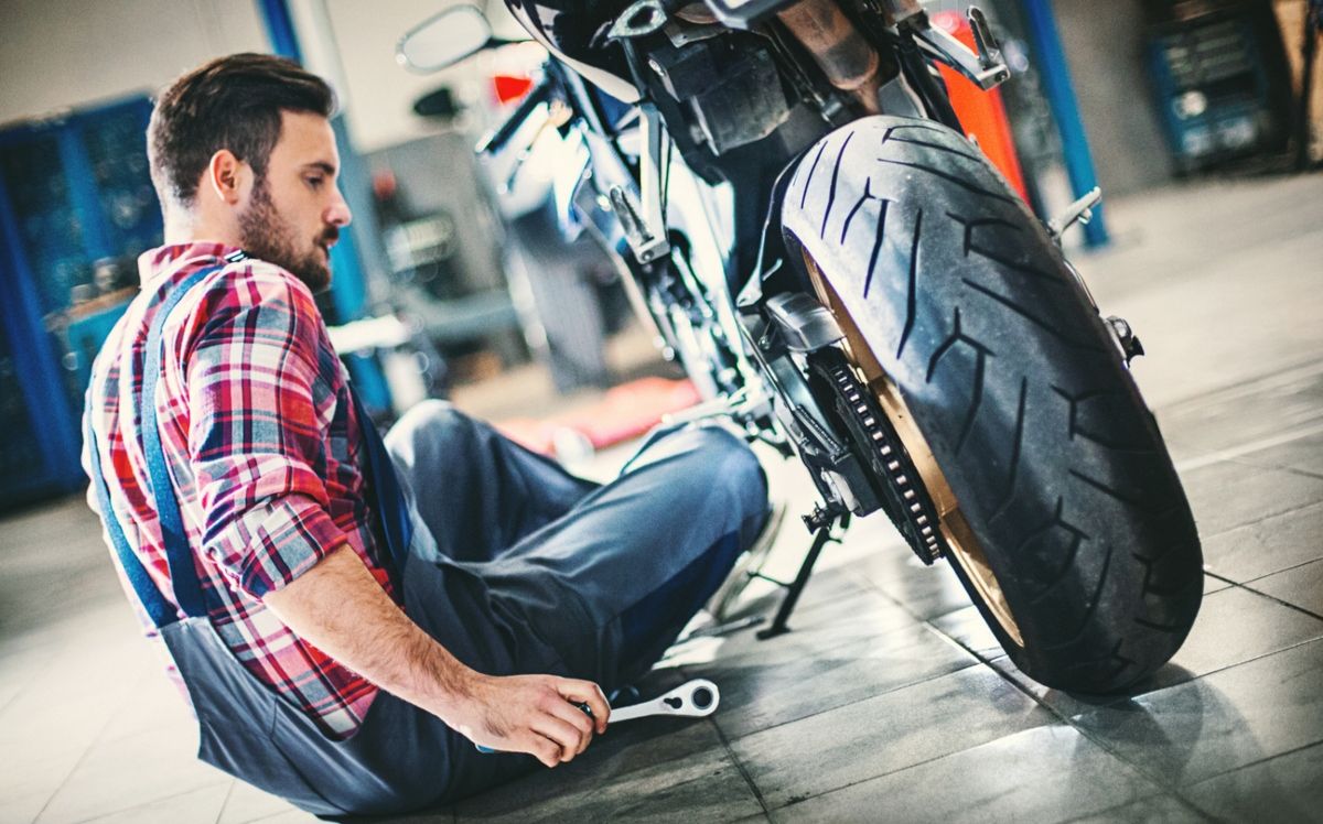 Un mecánico hace una revisión de la moto, incluido el aceite de la horquilla. Fuente: iStock/gilaxia
