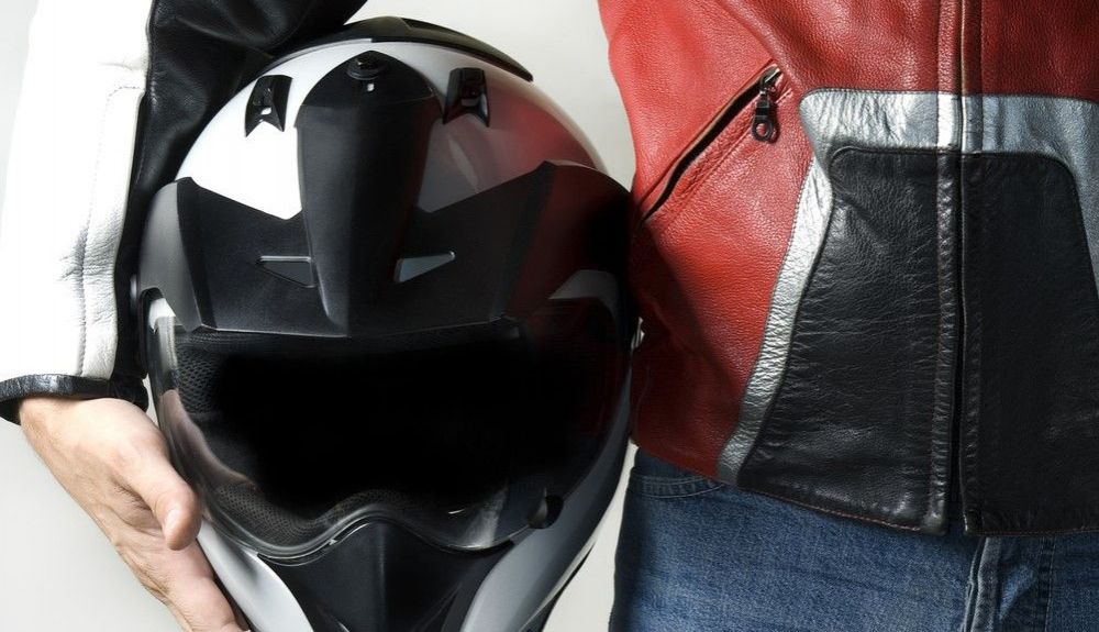 Guardar el casco suele ser un engorro. Fuente: iStock/Marko_Marcello