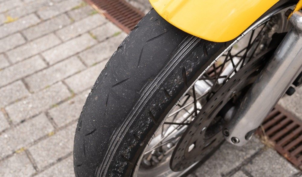 Hay que revisar los neumáticos de la moto para comprobar su grosor. Fuente: iStock/Andres Victorero
