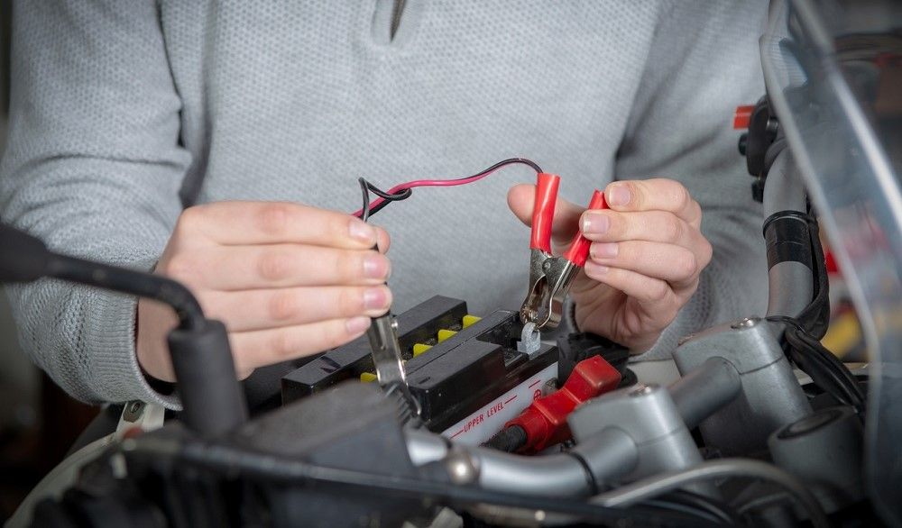 Las pinzas forman parte del arrancador de batería. Fuente: iStock/philipimage