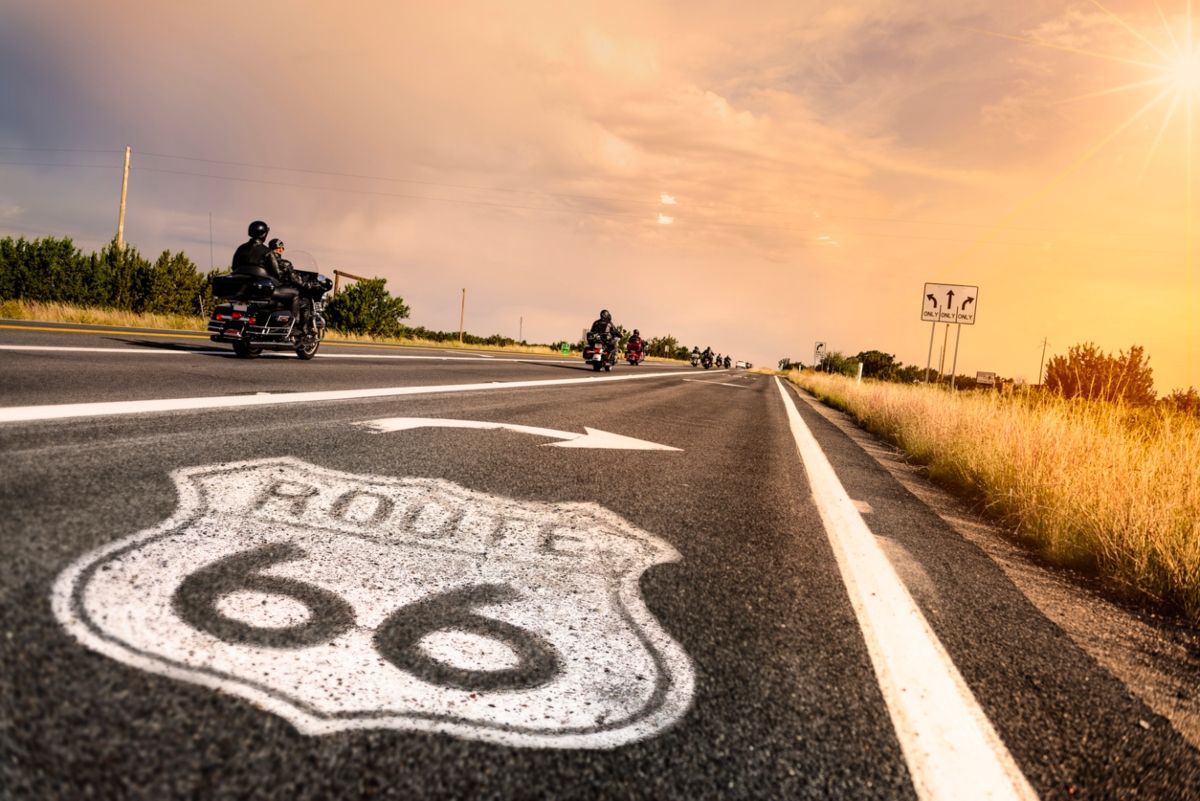 Varias motos circulan hacia la ruta 66. Fuente: iStock / ventdusud