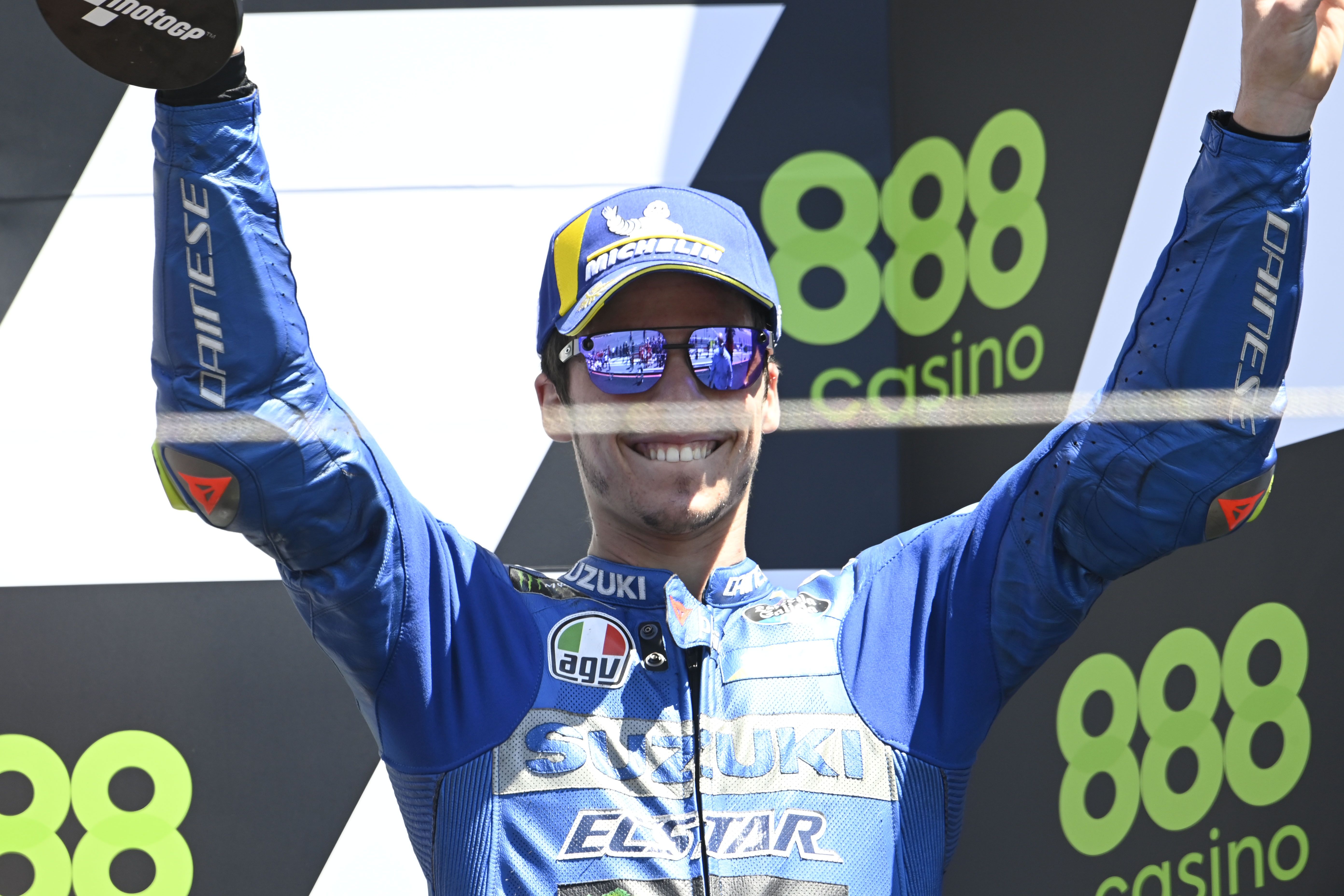 Joan Mir celebra la tercera posición conseguida en el Gran Premio de Portugal.
