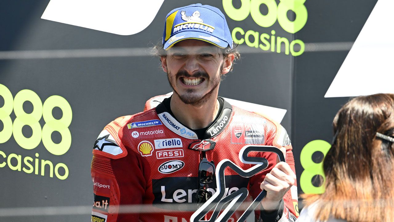 Pecco Bagnaia celebra su segundo puesto en el podio de Portimao.