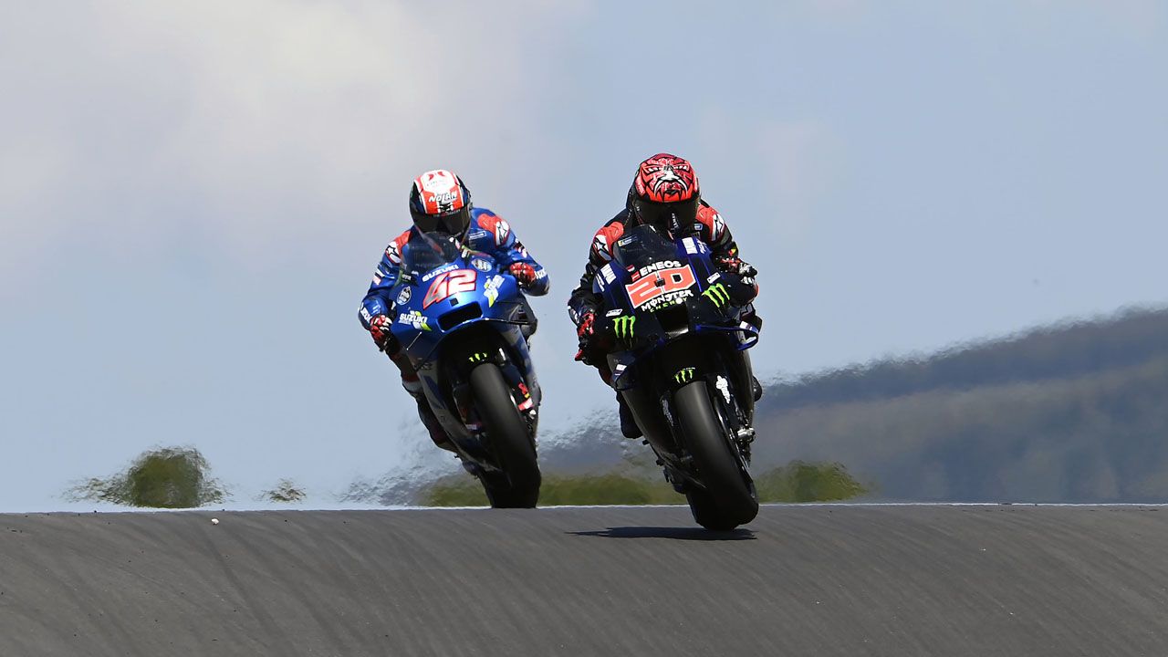 Fabio Quartararo seguido de Álex Rins en el Gran Premio de Portugal.