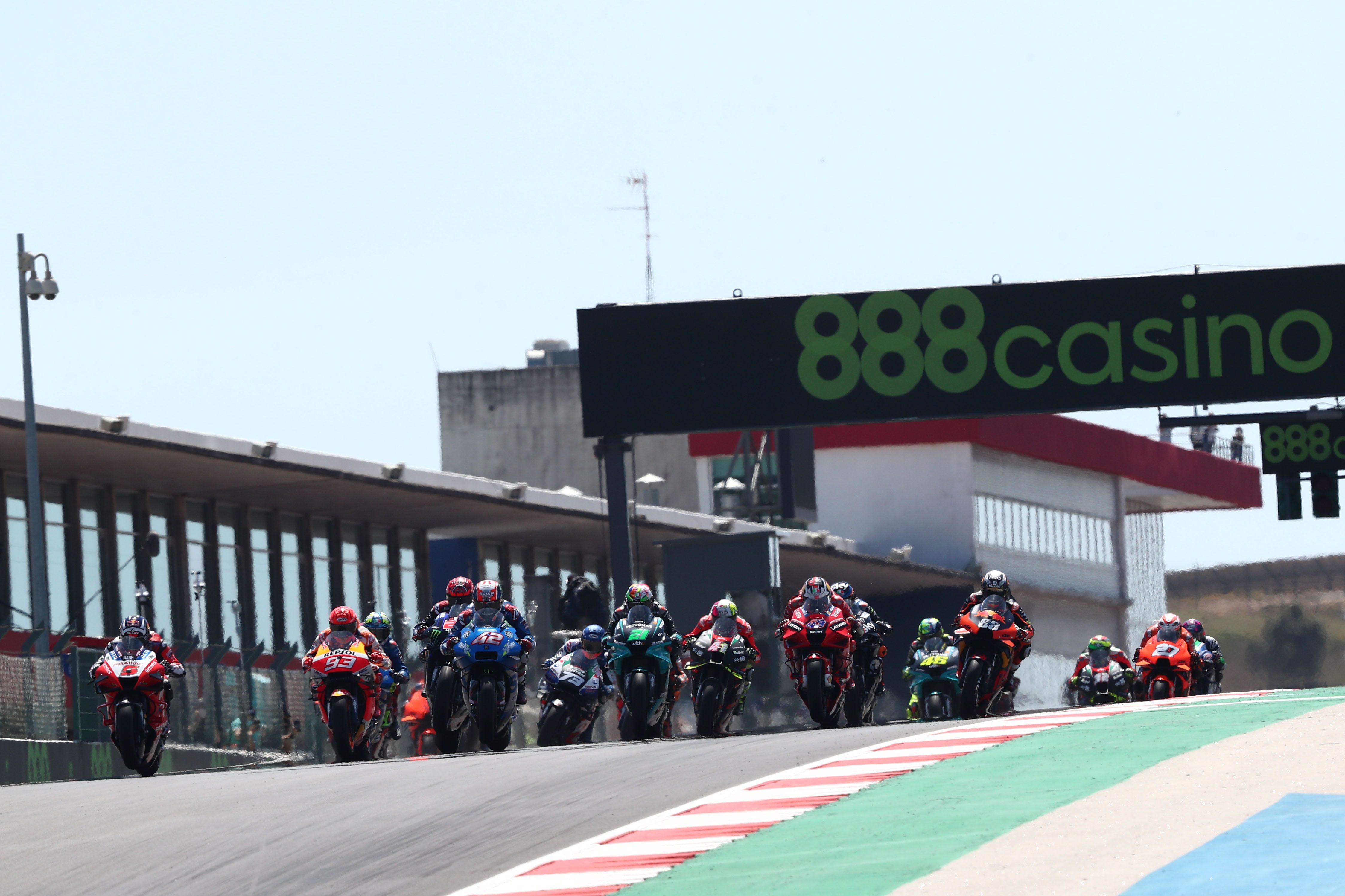 Fabio Quartararo en MotoGP, Remy Gardner en Moto2 y Pedro Acosta en Moto3 se sitúan al frente en las clasificaciones.