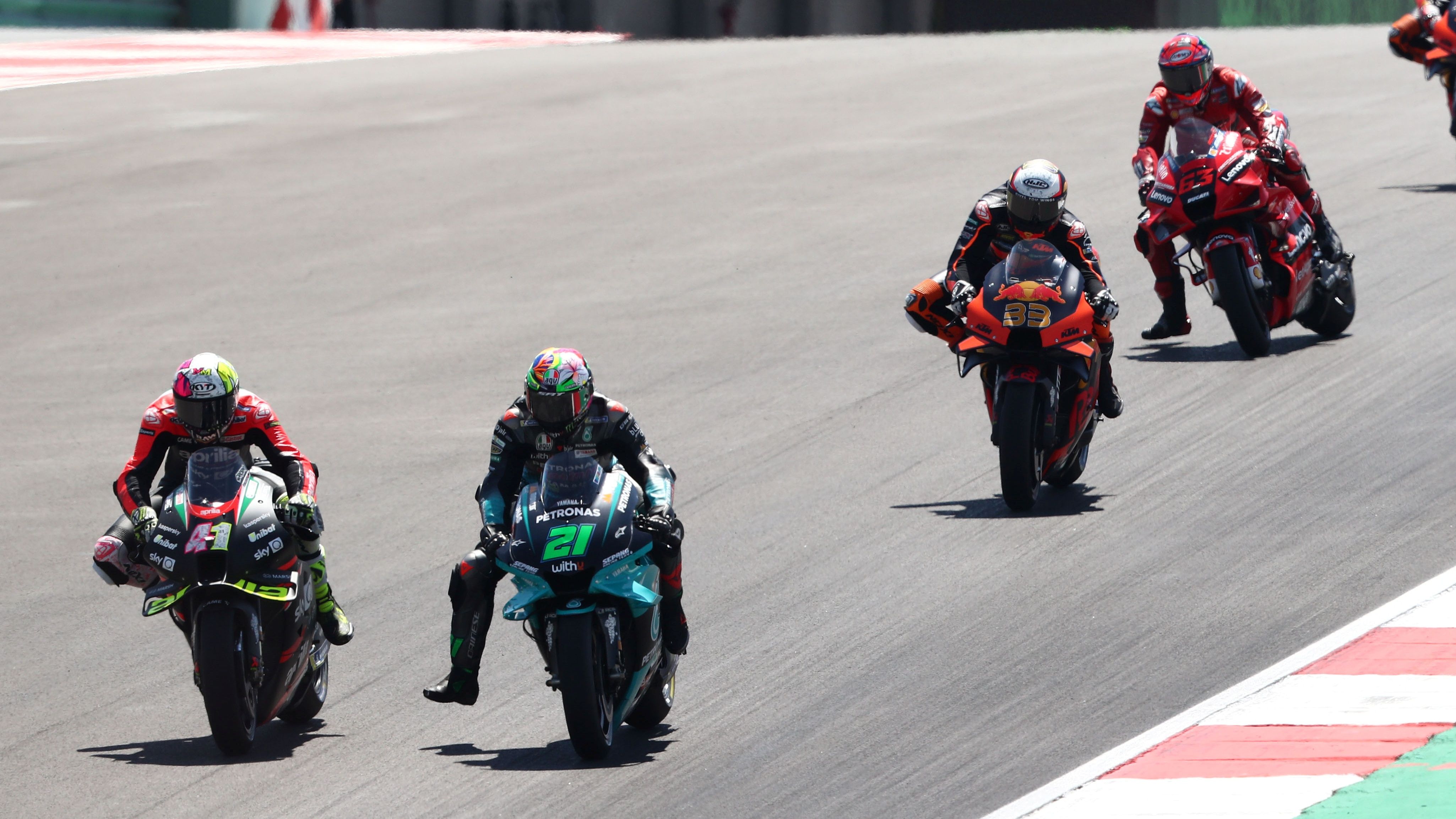 Aleix Espargaró supera a Franco Morbidelli en presencia de Brad Binder y Pecco Bagnaia