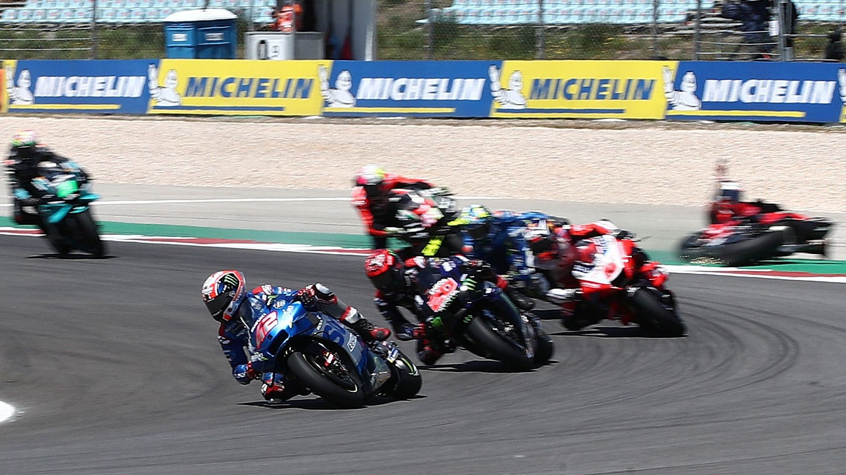 Álex Rins lidera ante Fabio Quartararo en el instante que Jack Miller se va al suelo