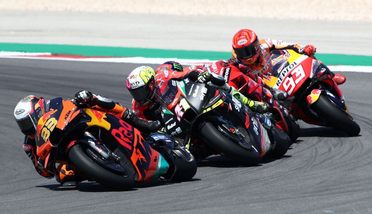Brad Binder lidera un grupo con Aleix Espargaró, Pecco Bagnaia y Marc Márquez Brad Binder lidera un grupo con Aleix Espargaró, Pecco Bagnaia y Marc Márquez