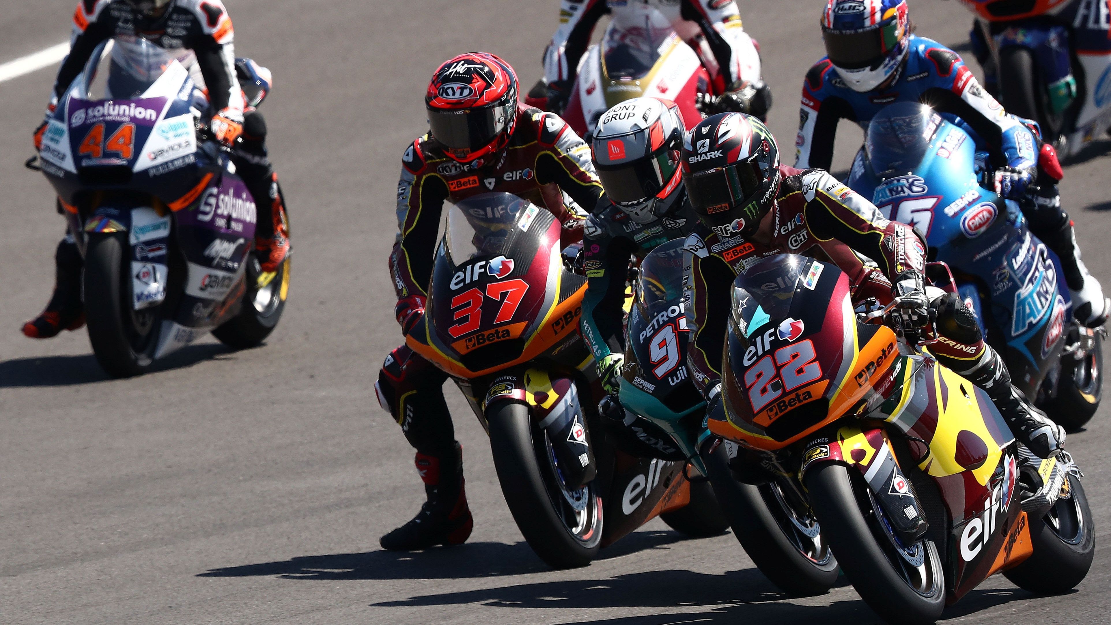 Frenada de la primera curva de Moto2, instantes antes de la caída de Sam Lowes