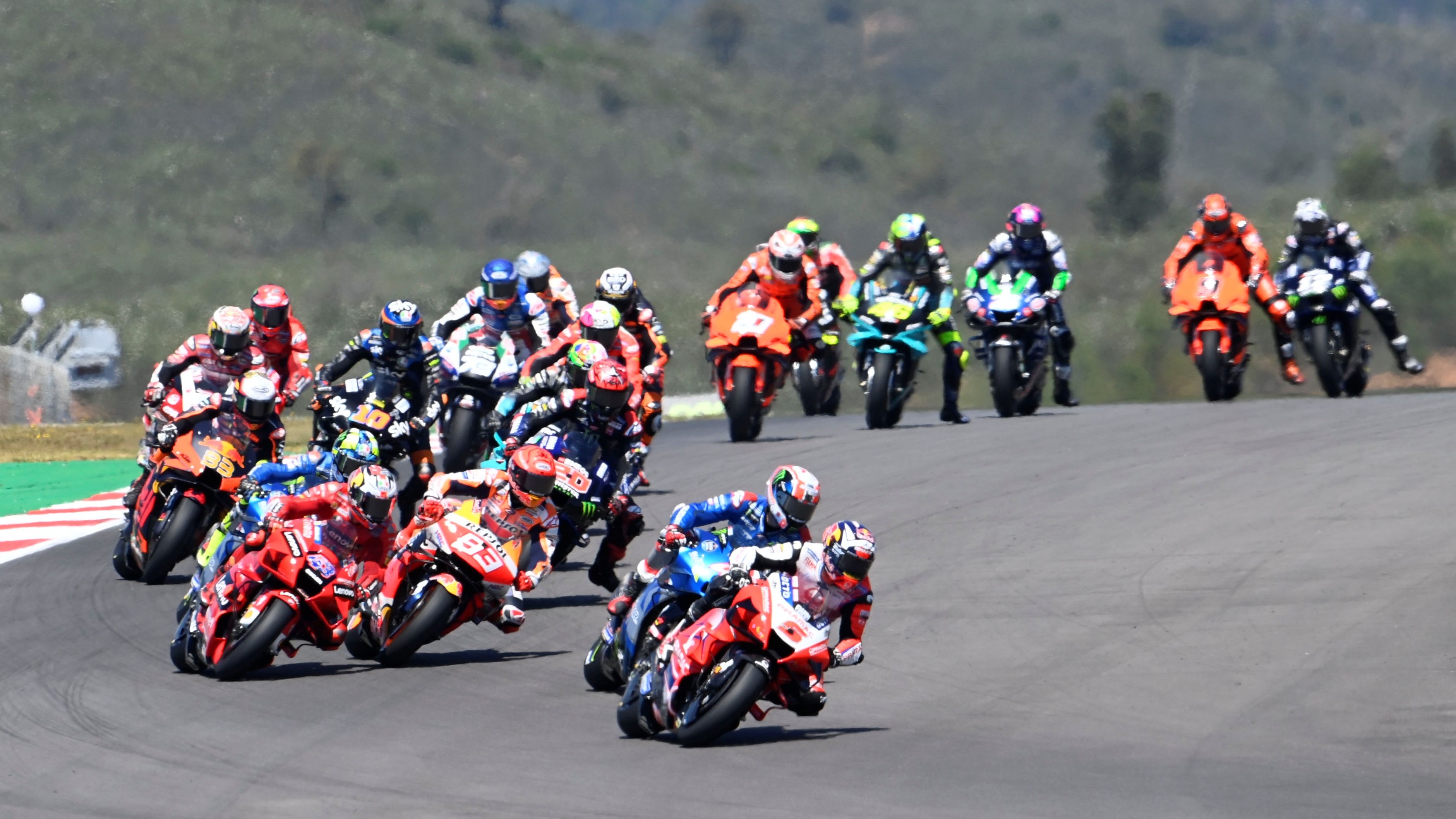 Johann Zarco lidera ante Álex Rins con Marc Márquez tratando de pasar a Jack Miller