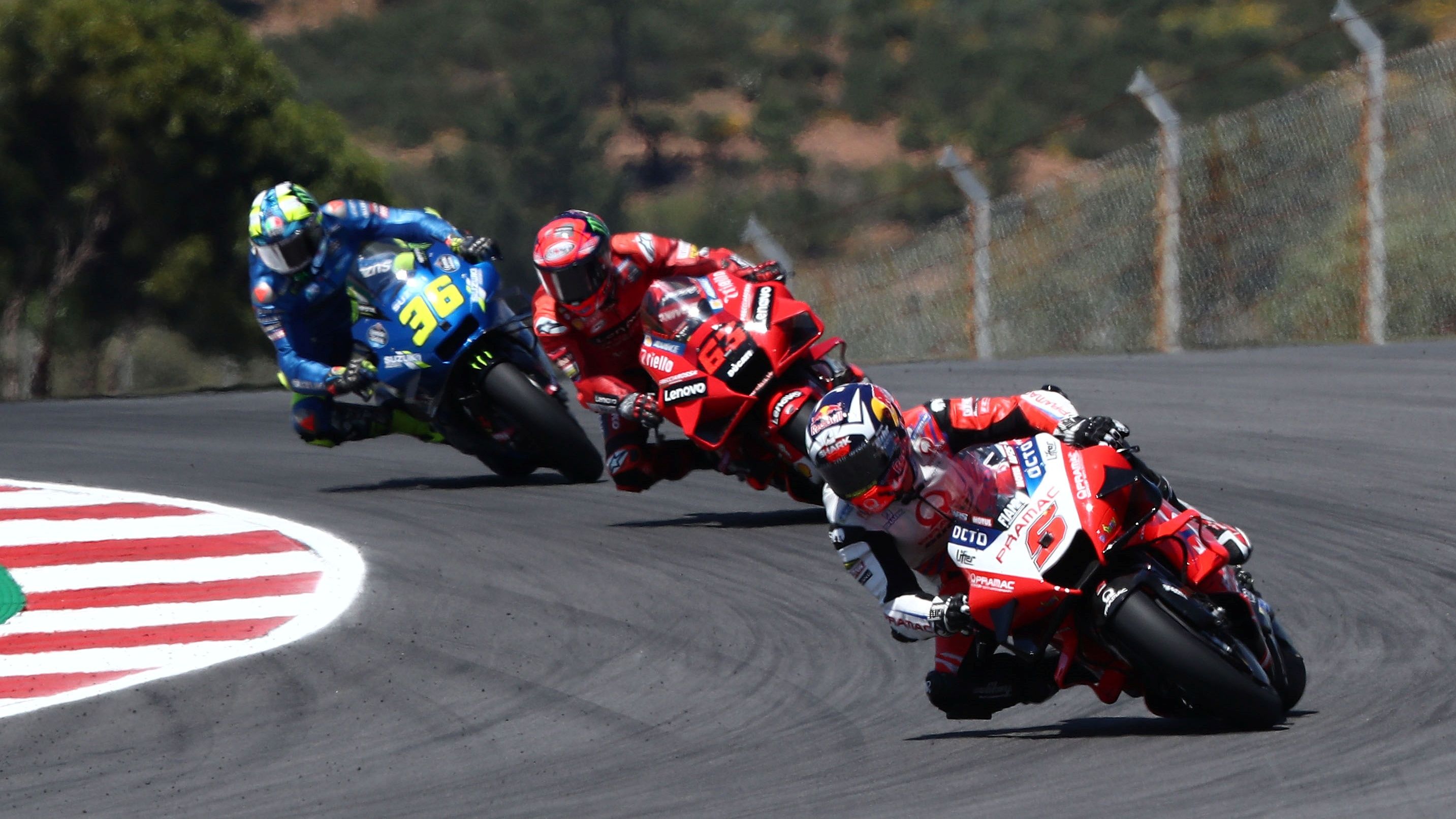 Johann Zarco perseguido por Pecco Bagnaia y Joan Mir