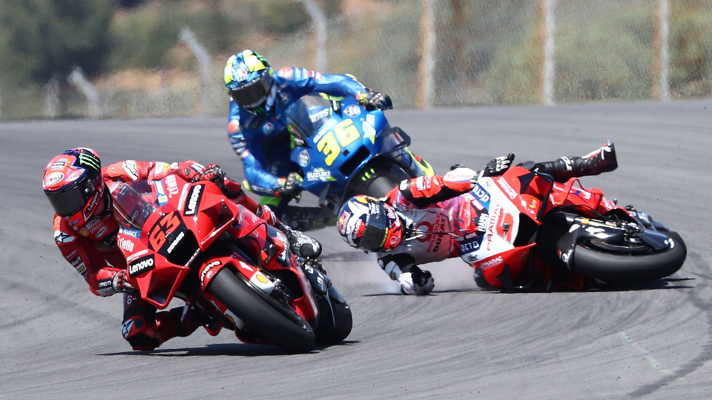 Johann Zarco se va al suelo cuando rodaba entre Pecco Bagnaia y Joan Mir